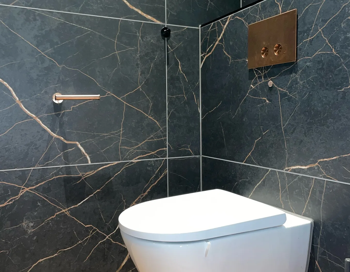 Wandtegels als accentwand bij het toilet