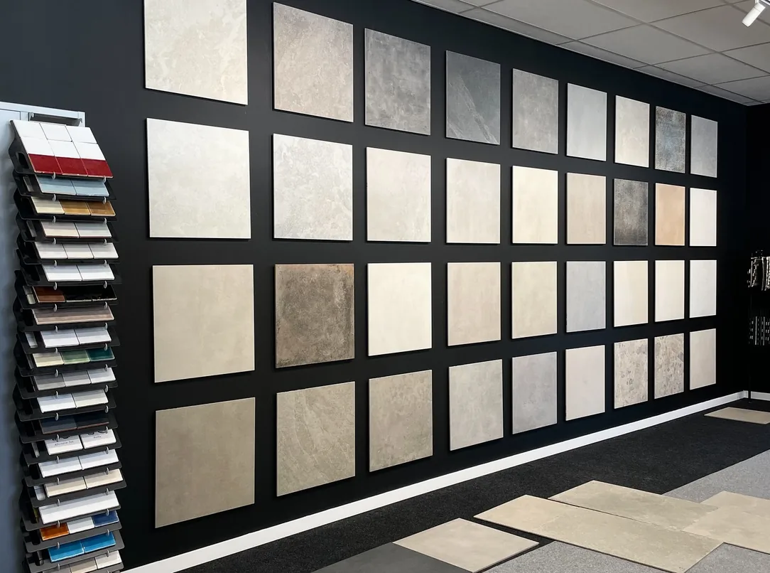 Tegelrekken in de showroom van Spenkelink