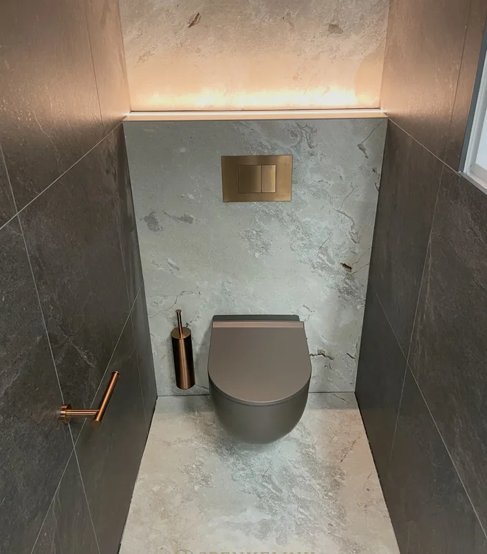 Toiletopstelling in de showroom