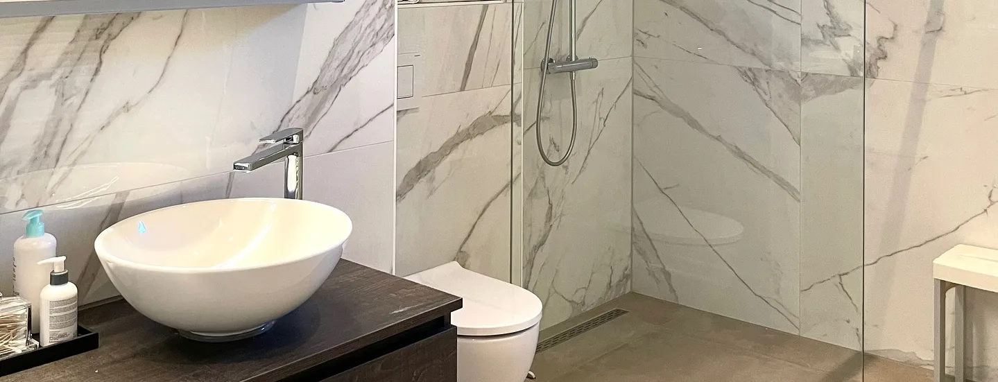 Marmerlook wandtegels in een lichte badkamer